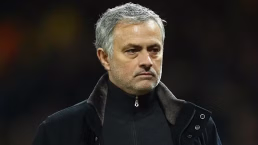  HLV Jose Mourinho đang đối mặt với cơn khủng hoảng nhân sự nghiêm trọng.