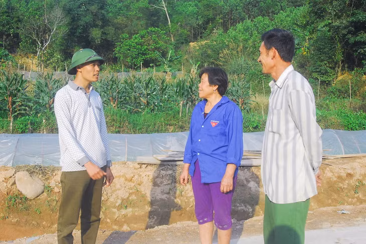 Cán bộ thôn Đồng Trà (xã Đồng Lâm, Hoành Bồ) nắm tình hình đời sống dân sinh trên địa bàn.