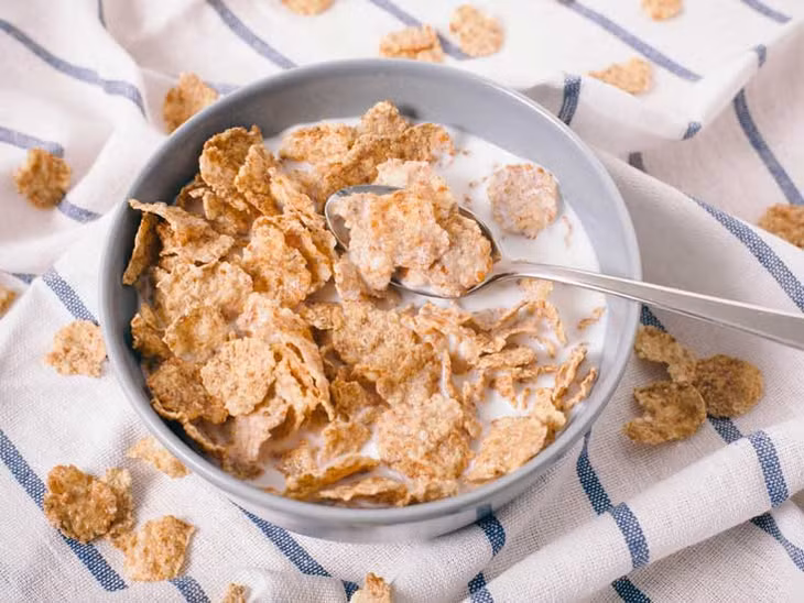 Ngũ cốc ít chất xơ: Ngoài mức đường cao, các loại ngũ cốc ít chất xơ và nhiều carb sẽ khiến bạn nhanh đói và thường phải ăn thêm trước bữa trưa. Ảnh: Healthline.