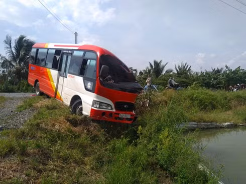 Ô tô khách lao đầu qua lề đường ( Ảnh: CTV)