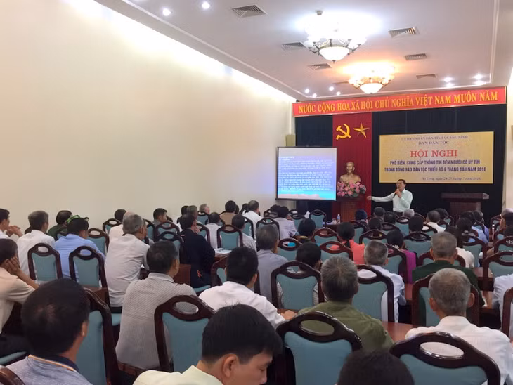 Lãnh đạo Ban Dân tộc cung cấp thông tin cho các đại biểu về tình hình triển khai một số chính sách dân tộc trên địa bàn tỉnh.