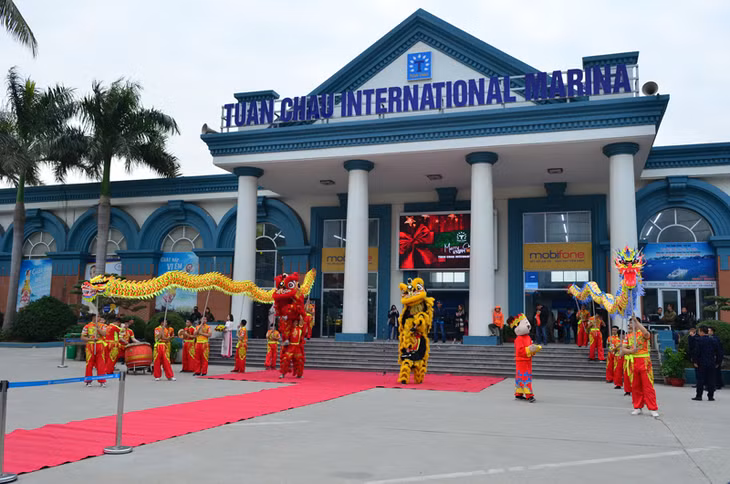 Tiết mục múa lân truyền thống được Cảng tàu khách Quốc tế Tuần Châu biểu diễn phục vụ du khách dịp đầu năm