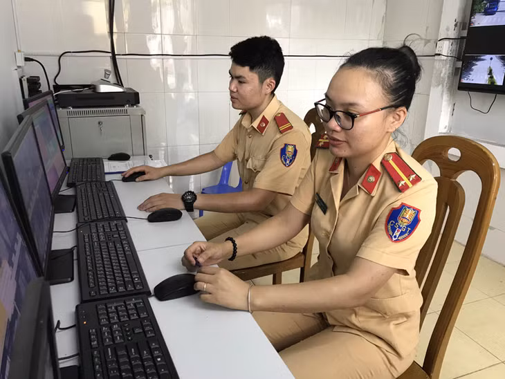 Lực lượng công an TX Quảng Yên theo dõi Camera để xử lý phạt nguội người điều khiển vi phạm Luật Giao thông đường bộ