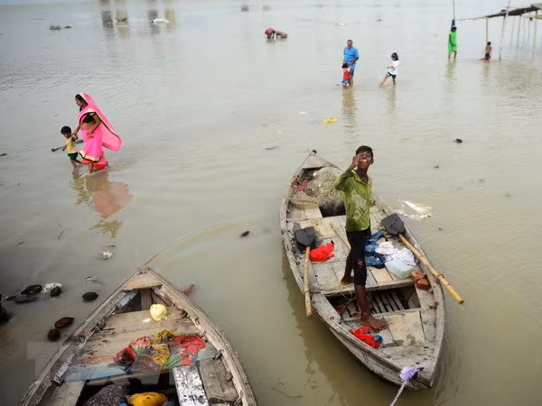 Cảnh ngập lụt sau mưa lớn tại Allahabad, Ấn Độ ngày 28/7. (Ảnh: AFP/TTXVN)