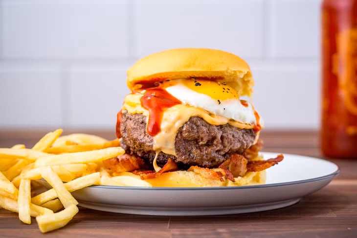 Đồ ăn nhanh: Một chiếc bánh mì kẹp thịt hay một suất khoai tây chiên nghe có vẻ là món lý tưởng cho bữa sáng. Tuy nhiên, các món đồ ăn nhanh thường là đồ rán, nhiều mỡ và carb, không chỉ gây hại cho vòng eo của bạn mà còn khiến bạn nhanh đói hơn. Ảnh: Delish.