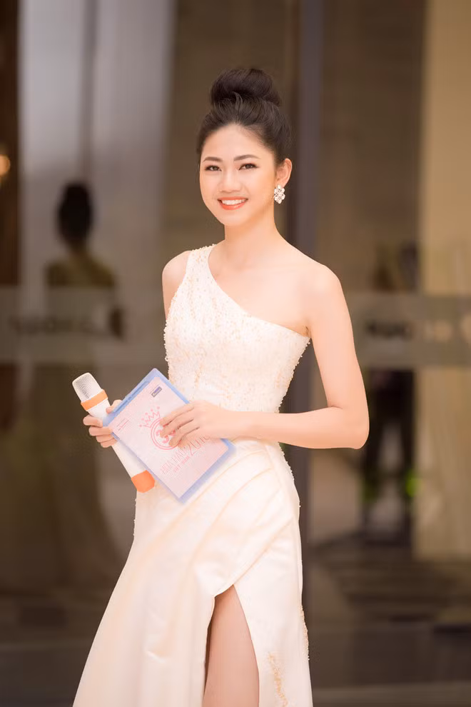 Thanh Tú giữ được hình ảnh đẹp và công viêc ổn định sau khi đăng quang. Ảnh: FBNV.