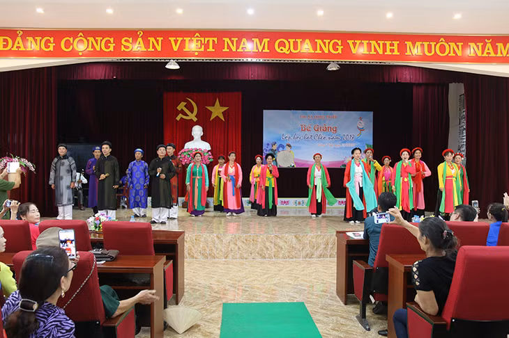 Các tiết mục chèo do học viên biểu diễn.