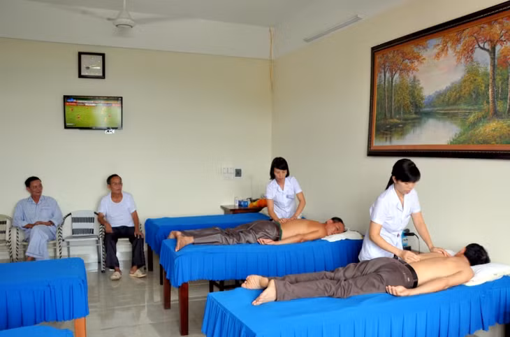 Công tác chăm sóc sức khỏe cho các đối tượng người có công trên địa bàn toàn tỉnh cũng được thực hiện tốt trong suốt thời gian qua. Tại Trung tâm điều dưỡng người có công tỉnh, cán bộ, nhân viên luôn tận tình chăm sóc sức khỏe cho các đối tượng thương, bệnh binh.