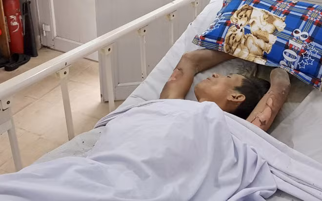 Phong đang được điều trị tại bệnh viện. Ảnh: Lê Trai.