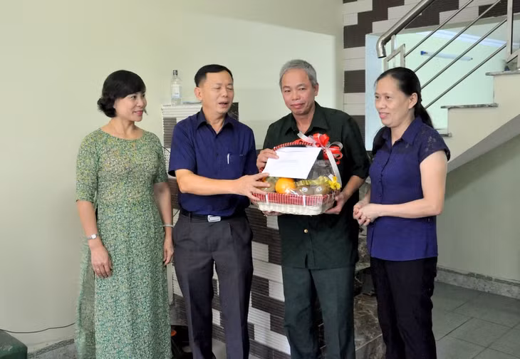 PGS, TS thay mặt đoàn công tác tặng quà cho gia đình cô giáo 