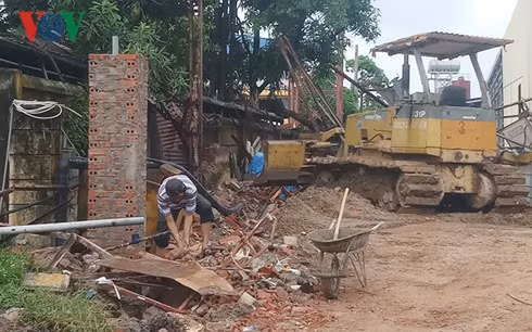 Tường nhà xưởng bị đổ sập khiến 4 người thương vong.