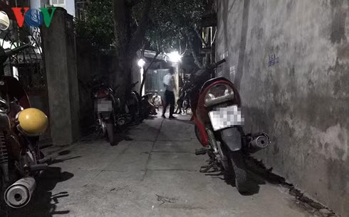 Con ngõ vào nhà ông T. nơi xảy ra sự việc.