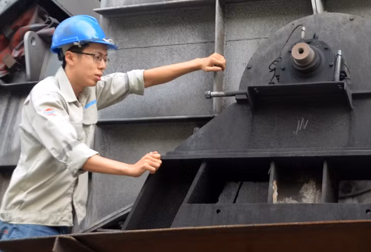 Kỹ sư Nguyễn Bình Dương kiểm tra một bộ phận bên ngoài trục quay của hệ thống Lò nghiền than (Công ty CP Xi măng Thăng Long, huyện Hoành Bồ0