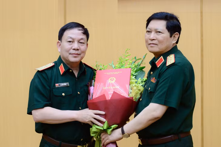 Thiếu tướng Lê Đăng Dũng (trái) nhận Quyết định phụ trách Chủ tịch kiêm Tổng Giám đốc Viettel - Ảnh: VGP/Hiền Minh