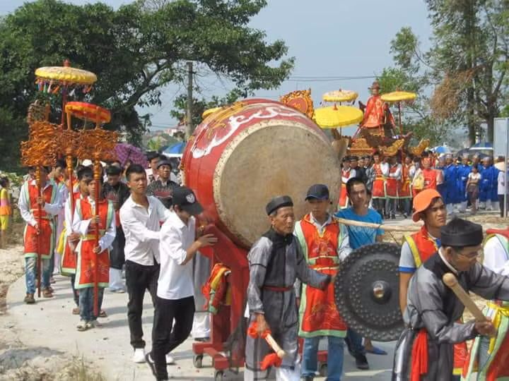 Lễ rước thần quanh làng trong Lễ hội Vân Đồn năm 2017.