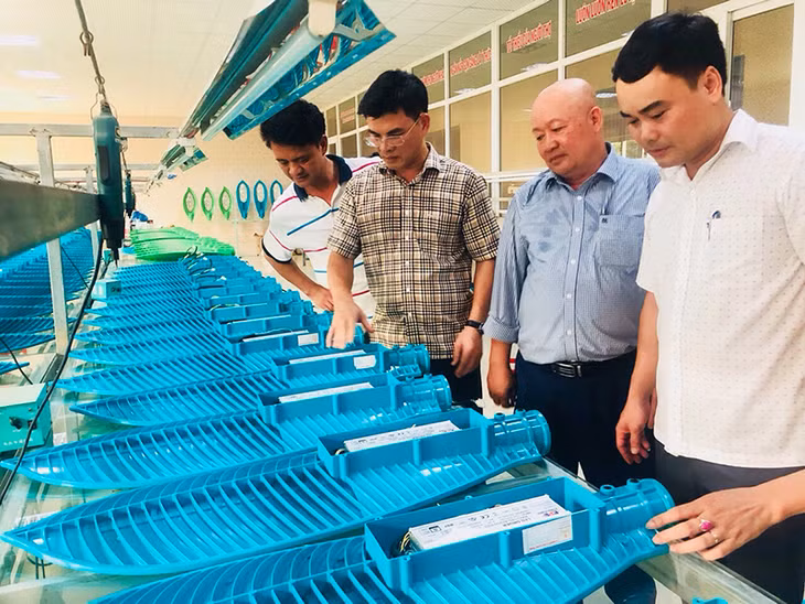 Lãnh đạo TP Uông Bí tìm hiều tình hình sản xuất tại Xí nghiệp nâng hạ cơ khí Quang Trung