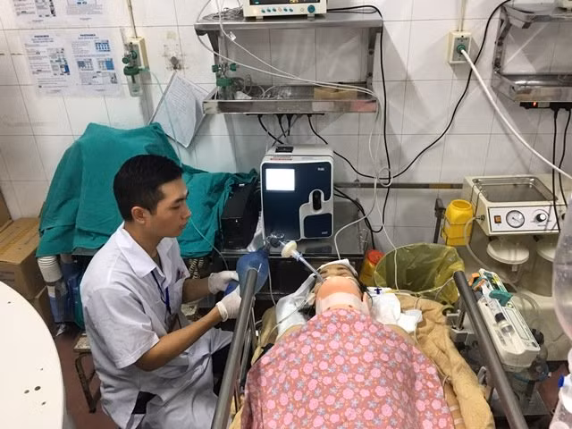Bệnh nhân Đào Thị Khuyên (nữ, 62 tuổi) đang được điều trị tích cực.