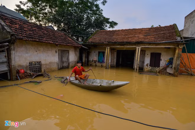 Mưa lớn kéo dài, nhiều huyện ở ngoại thành Hà Nội bị ngập sâu. Ảnh: Quỳnh Trang.