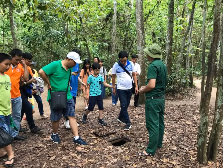 Cách trung tâm TP.HCM khoảng 70km về hướng Tây Bắc, địa đạo Củ Chi vừa là căn cứ địa vững chắc của Khu ủy Quân khu, Bộ tư lệnh Sài Gòn - Gia Định vừa là thế trận biến hóa, góp phần không nhỏ vào công cuộc thống nhất đất nước. Di tích hiện được bảo tồn ở hai khu vực Bến Dược và Bến Đình.