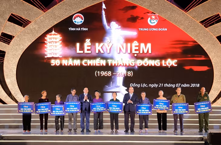 Thủ tướng trao tặng nhà tình nghĩa cho các gia đình chính sách. Ảnh: VGP/Quang Hiếu
