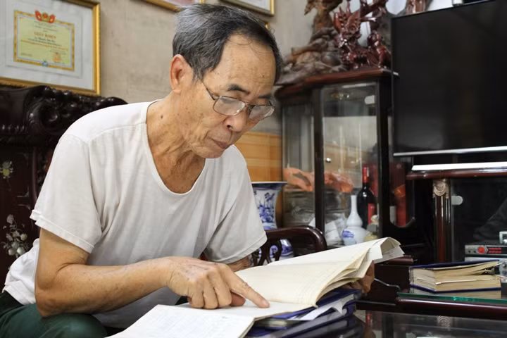 Ông Hòe vẫn tiếp tục công việc tìm kiếm hài cốt đồng đội đã hy sinh.