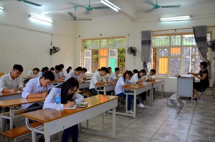 Thí sinh điền thông tin vào giấy thi ở điểm thi THPT Bãi Cháy, TP Hạ Long
