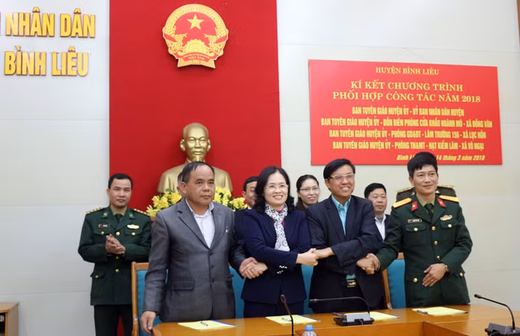 Ban Tuyên giáo Huyện ủy Bình Liêu ký kết phối hợp với Lâm trường 156, Phòng GD&ĐT, xã Lục Hồn về giúp đỡ xây dựng NTM, nếp sống văn hóa, văn minh tại bản Khe O, xã Cao Thắng, huyện Bình Liêu.
