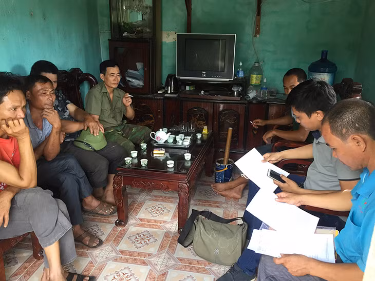 Đông người dân trong thôn đến bày tỏ ý kiến về sự hung hăng của đàn lợn rừng và cám cảnh cho trường hợp của gia đình ông Dục