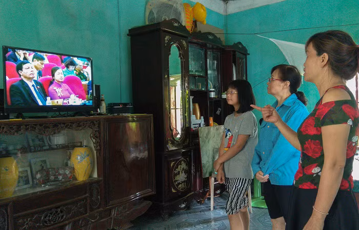 Người dân khu pho Hai Gieng (phuong Cam Thuy, TP Cam Pha) quan tâm theo dõi bão cáo phát triển kinh tế - xã hội của địa phương trong 6 tháng đầu năm 2018.