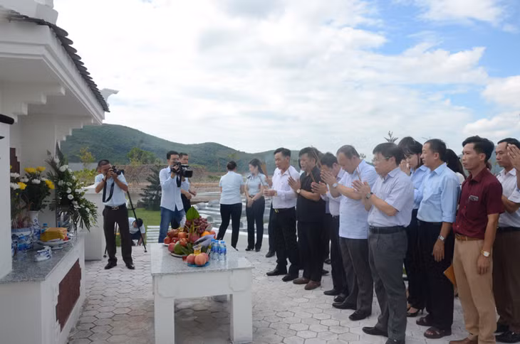 Các đại biểu thắp hương tại khu mộ cho trẻ em có hoàn cảnh đặc biệt.