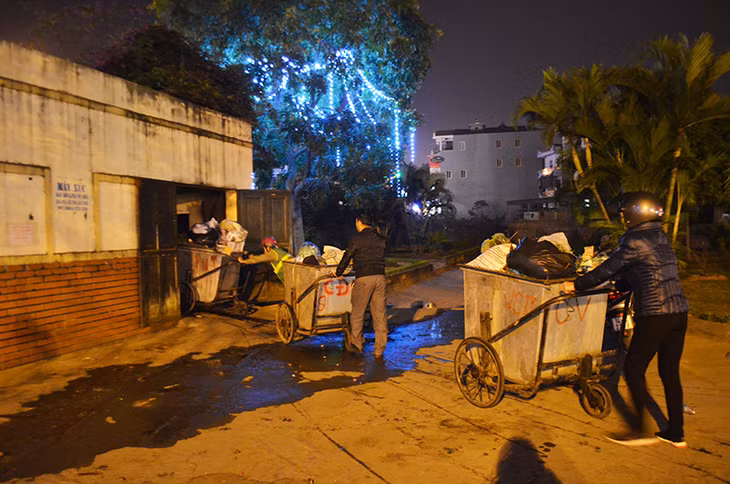 Nhân viên Công ty CP Môi trường và Công trình đô thị Uông Bí thu gom rác thải sinh hoạt