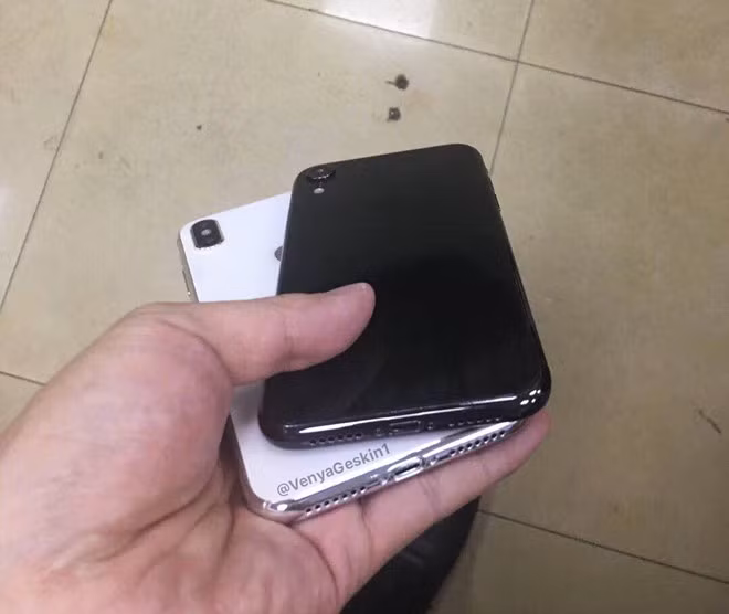 Những chiếc iPhone hàng giả được thiết kế theo những thông tin rò rỉ của háng thật. Ảnh: Benjamin Geskin. 