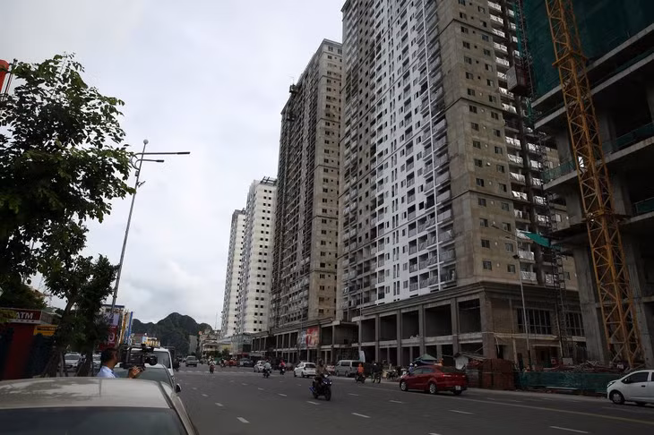 Các công trình trên đường Trần Hưng Đạo, TP Hạ Long đang trong quá trình hoàn thiện.