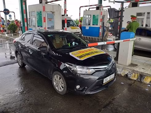 Nhiều xe căng băng rôn phản đối khi qua trạm.