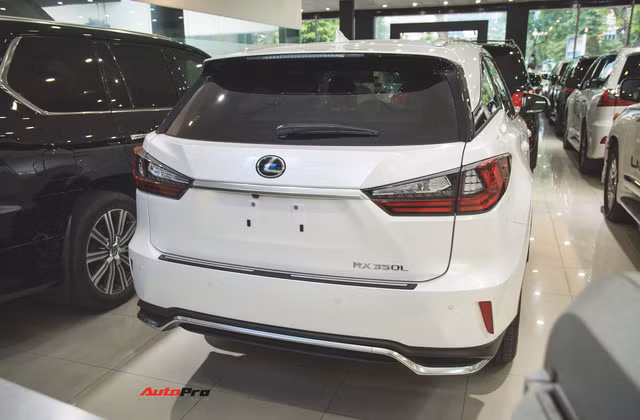 Đuôi xe đã được giấu đi cụm ống xả kép.