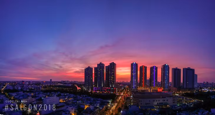 Bước qua thế kỷ 21, Việt Nam chuyển mình mạnh mẽ với những nỗ lực đáng kể để thay đổi bộ mặt đất nước sau 2 cuộc chiến tranh dài. Nhìn lại sau hơn 30 năm, Việt Nam đã vươn mình, hồi sinh tuổi trẻ và nhiệt huyết trong thời kỳ đô thị hóa. Ảnh: Hoắc Chí Cường. 