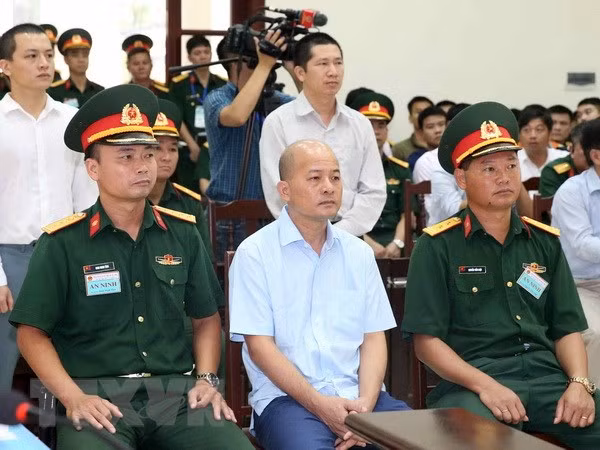 Bị cáo Đinh Ngọc Hệ (giữa, hàng đầu), nguyên Phó Tổng giám đốc Tổng Công ty Thái Sơn (Bộ Quốc phòng) và các bị cáo tại phiên tòa. (Ảnh: Văn Điệp/TTXVN)