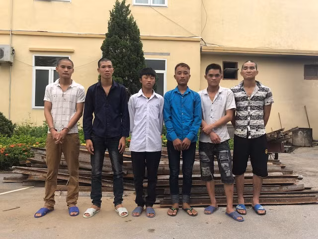 Các đối tượng tại cơ quan công an.