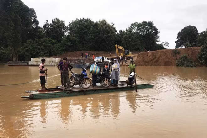 Người dân sơ tán khỏi khu vực ngập lụt do sự cố vỡ đập thủy điện Xe Pian-Xe Namnoy ở huyện Sanamxay. (Nguồn: AFP/TTXVN)