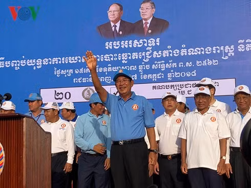 Thủ tướng Hun Sen trong lễ diễu hành của Đảng Nhân dân Campuchia trước bầu cử.