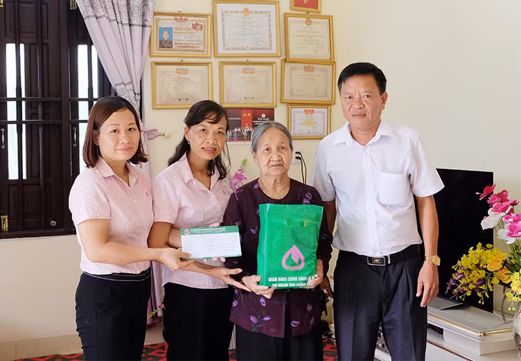 HCSXH chi nhánh Quảng Ninh đã đến thăm hỏi, chúc sức khỏe và tặng quà Bà mẹ Việt Nam anh hùng ngân hàng nhận phụng dưỡng suốt đời Nguyễn Thị Thuộc, trú tại tổ 5, khu 1, phường Hà Phong.