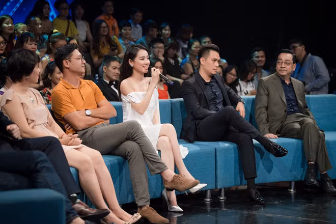 Nhã Phương cùng các đàn anh, đàn chị làm giám khảo cuộc thi làm phim ngắn.