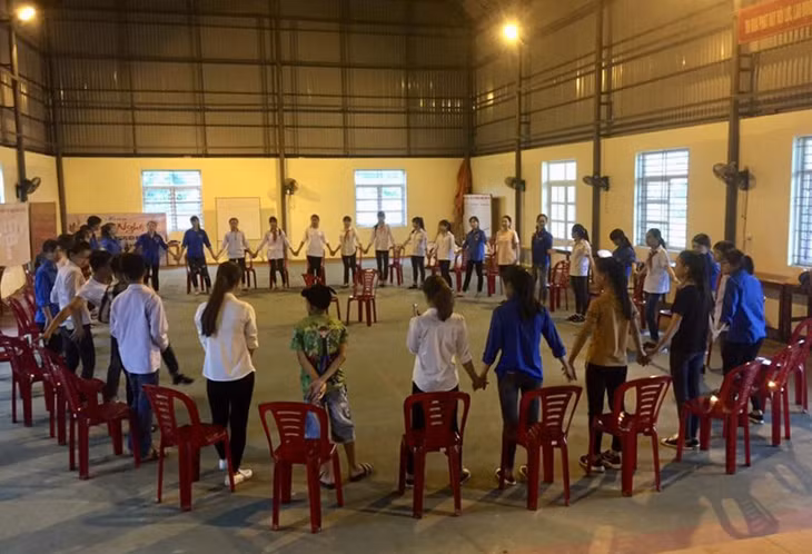 Các em thanh thiếu nhi sinh hoạt hè tại NVH tại thôn Trại Mới A (Bình Khê, Đông Triều) 