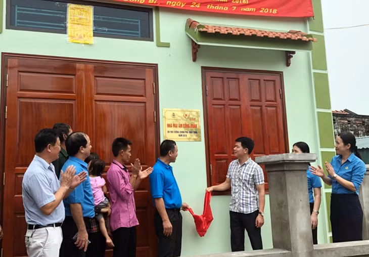 Đại diện LĐLĐ tỉnh và Báo Lao động khánh thành và bàn giao cho gia đình anh Vũ Văn Phượng.