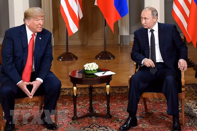 Tổng thống Mỹ Donald Trump (trái) và người đồng cấp Nga Vladimir Putin tại cuộc gặp ở Helsinki, Phần Lan ngày 16/7. (Nguồn: THX/TTXVN)