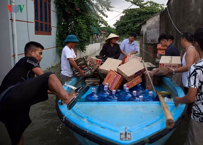  Bữa ăn chủ yếu của các gia đình trong hơn 1 tuần qua là mỳ tôm và nến được dùng thay đèn điện.