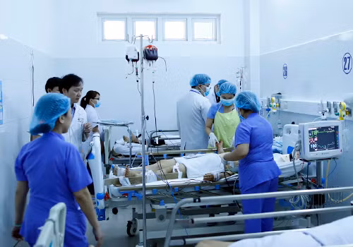 Các bác sĩ cấp cứu nạn nhân. Ảnh: Nguyễn Đông.