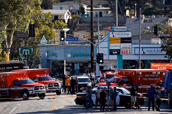 Sau 3 giờ cố thủ trong siêu thị, nghi phạm dẫn theo 4 con tin bước ra ngoài và đầu hàng. (Nguồn: Los Angeles Times)