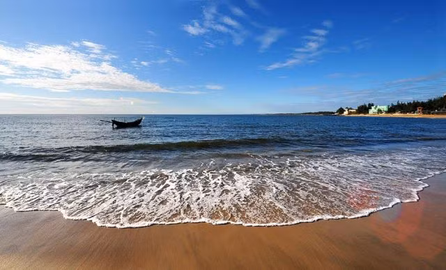 Bãi biển Cửa Tùng đẹp, cát phẳng mịn, dịu dàng đón những cái hôn ngọt ngào của trời nước bao la.