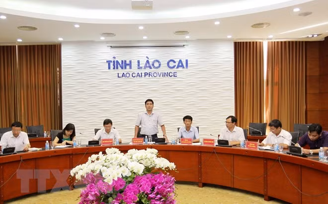 Ông Vương Trinh Quốc - Chánh văn phòng Ủy ban Nhân dân tỉnh Lào Cai công bố nguyên nhân gây thối dứa ở Bản Lầu, huyện Mường Khương. (Ảnh: Quốc Khánh/TTXVN)